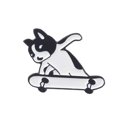 Металлический значок собака на скейте